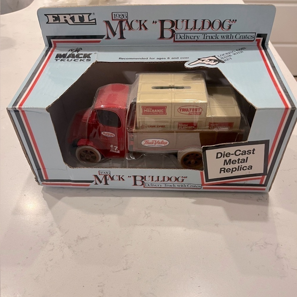 ERTL 1926 MACK BULLDOG DELIVERY TRUCK with CRATES DIECAST COIN BANK -1:38 Scale